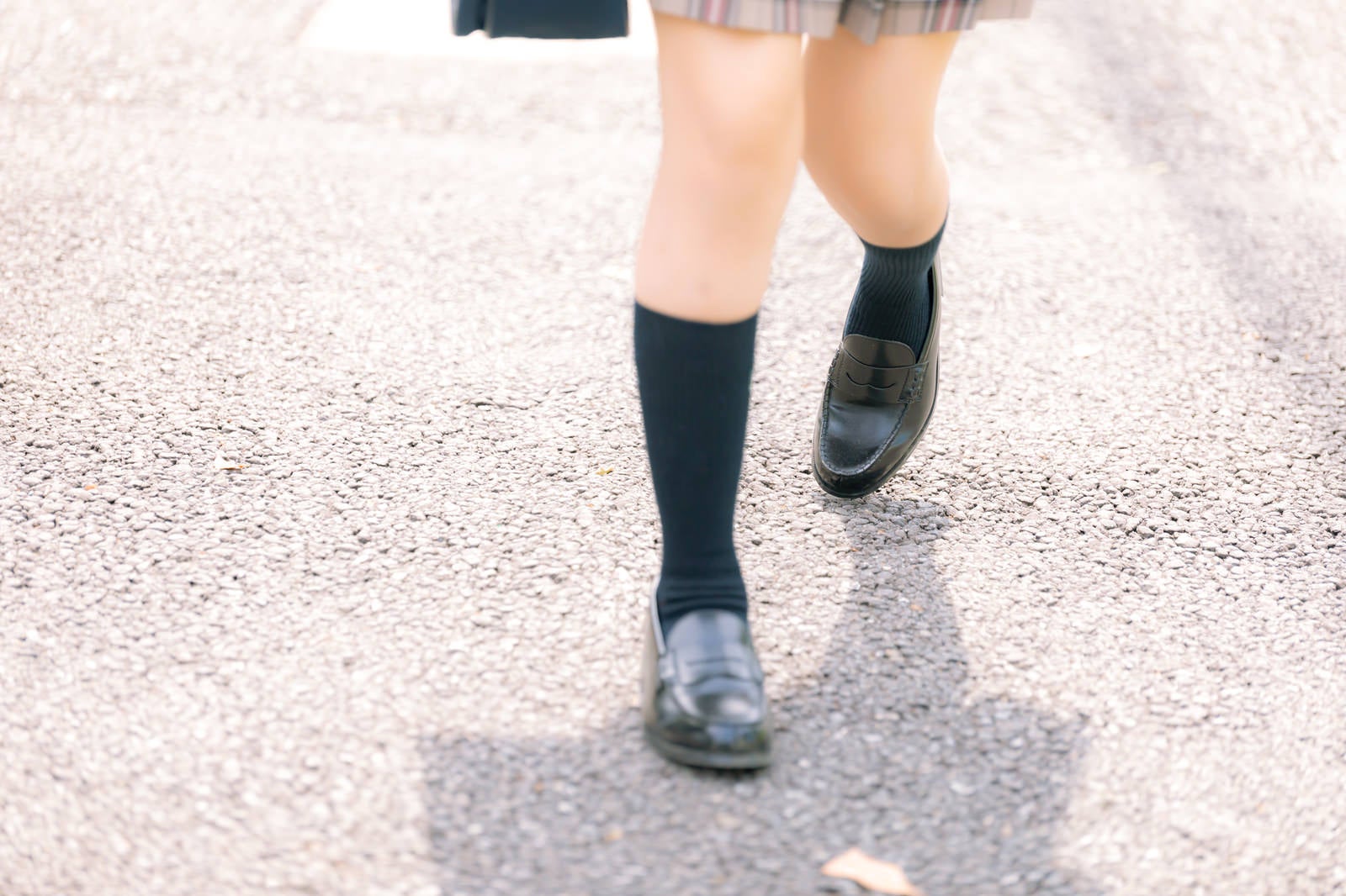 「通学する女子高生の足元」の写真［モデル：石投げて美奈代］