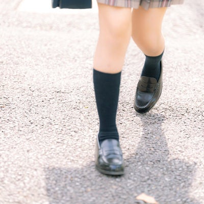 通学する女子高生の足元の写真