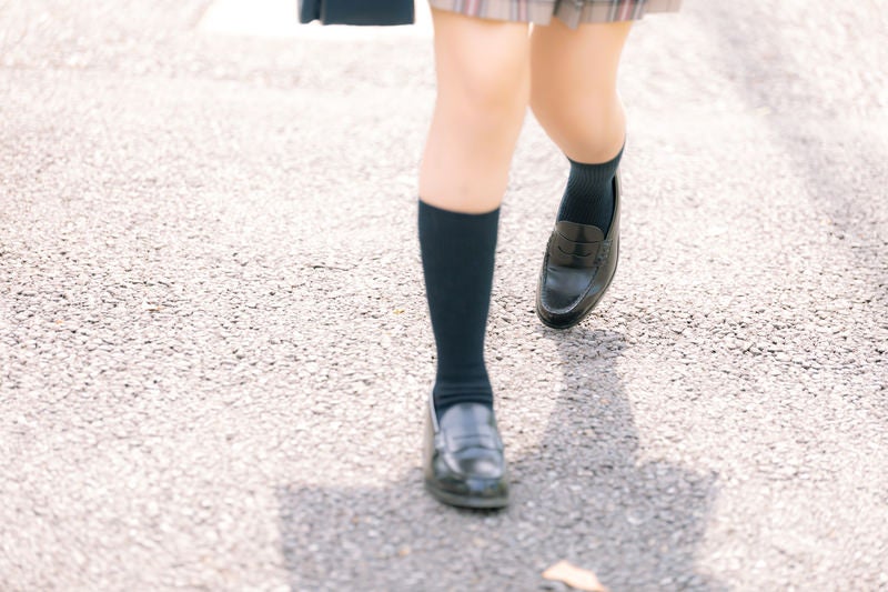 通学する女子高生の足元の写真