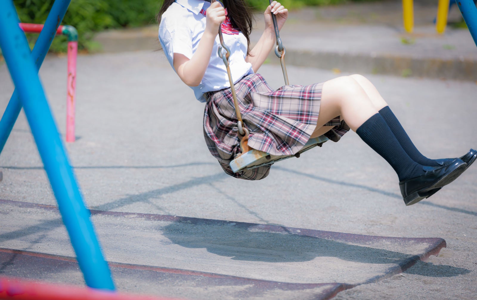 「公園でブランコ女子高生」の写真［モデル：石投げて美奈代］
