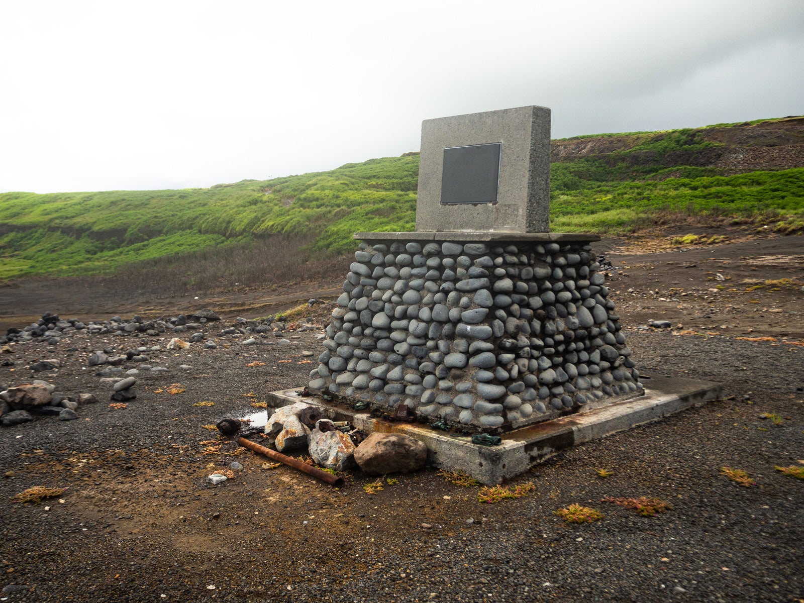「硫黄島東海岸に建つ西大佐（バロン西）戦死の碑」の写真