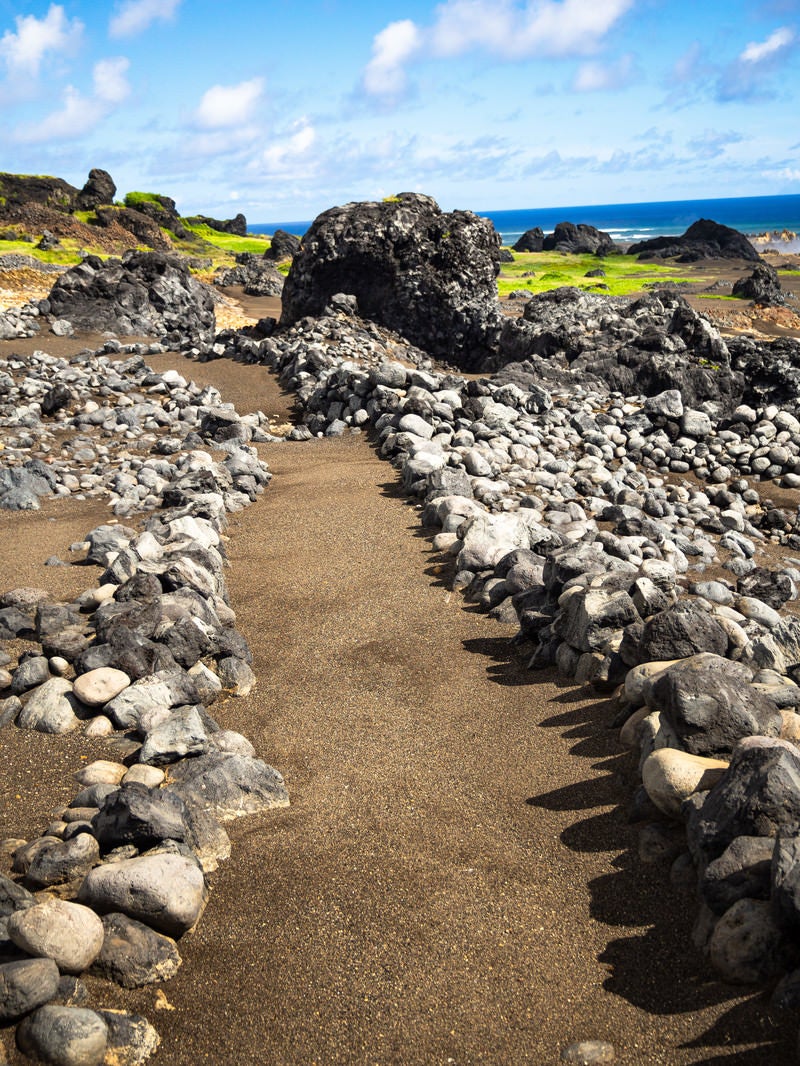 「硫黄島東海岸に今も残る多くの石で作られた塹壕の跡」の写真