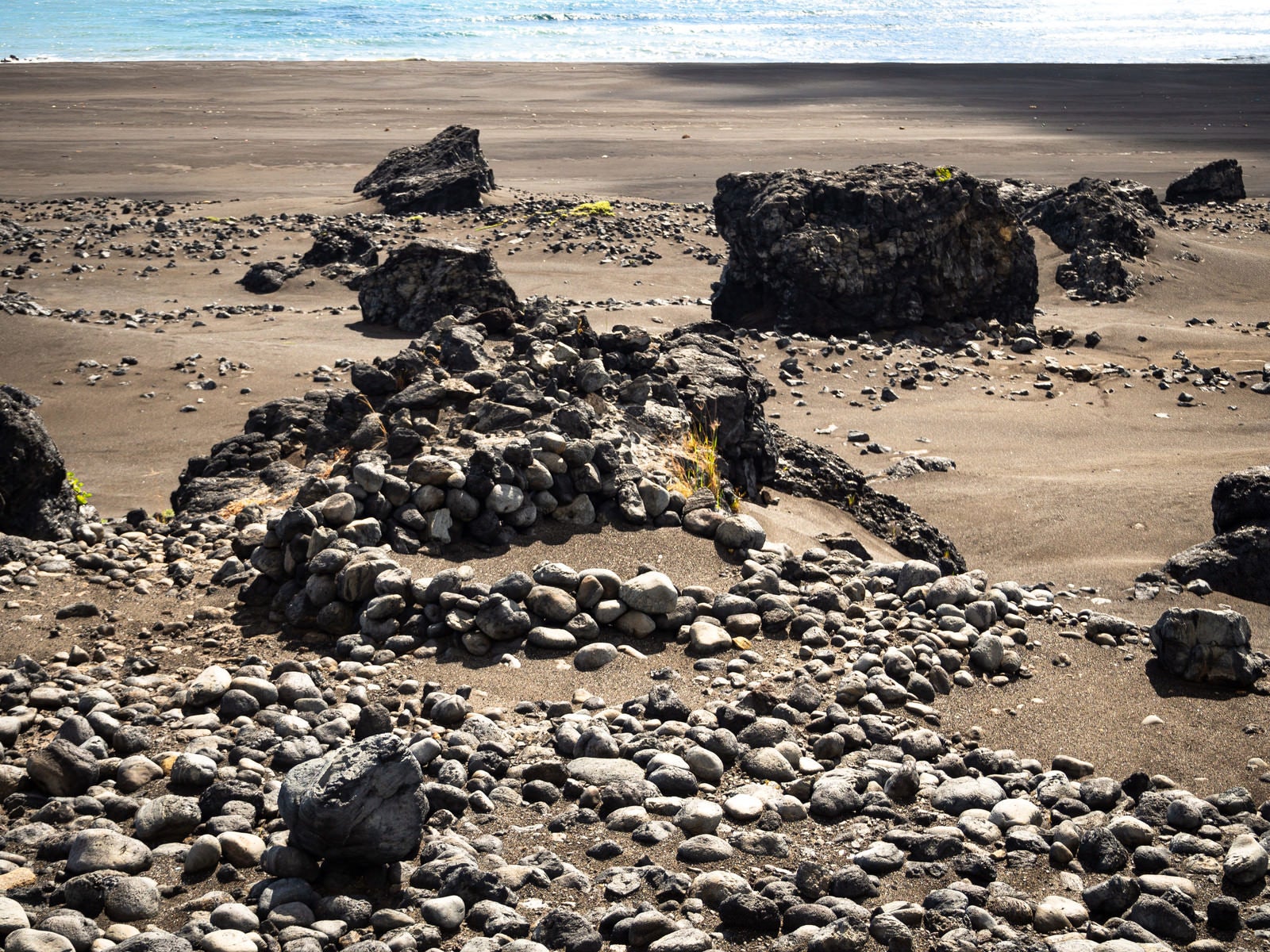 「硫黄島の砂浜の上にその姿を残す塹壕跡」の写真