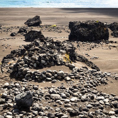 硫黄島の砂浜の上にその姿を残す塹壕跡の写真