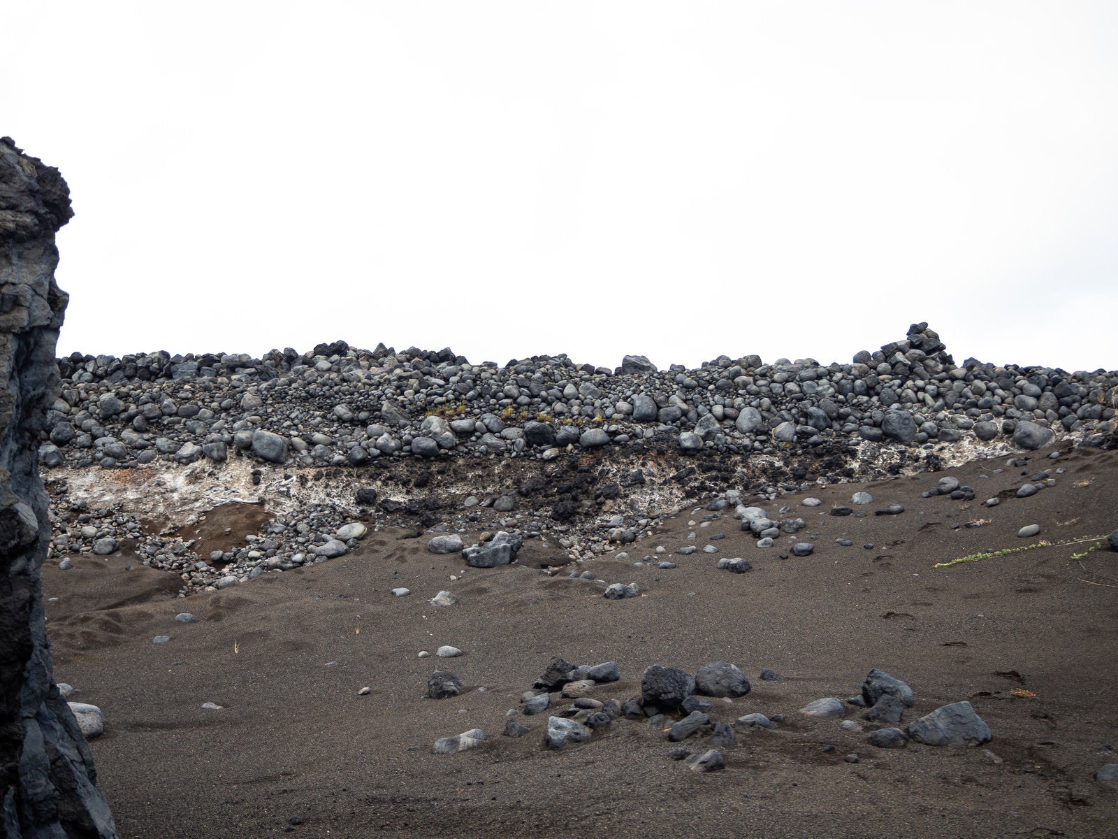 「海側から観た硫黄島東海岸の塹壕跡」の写真