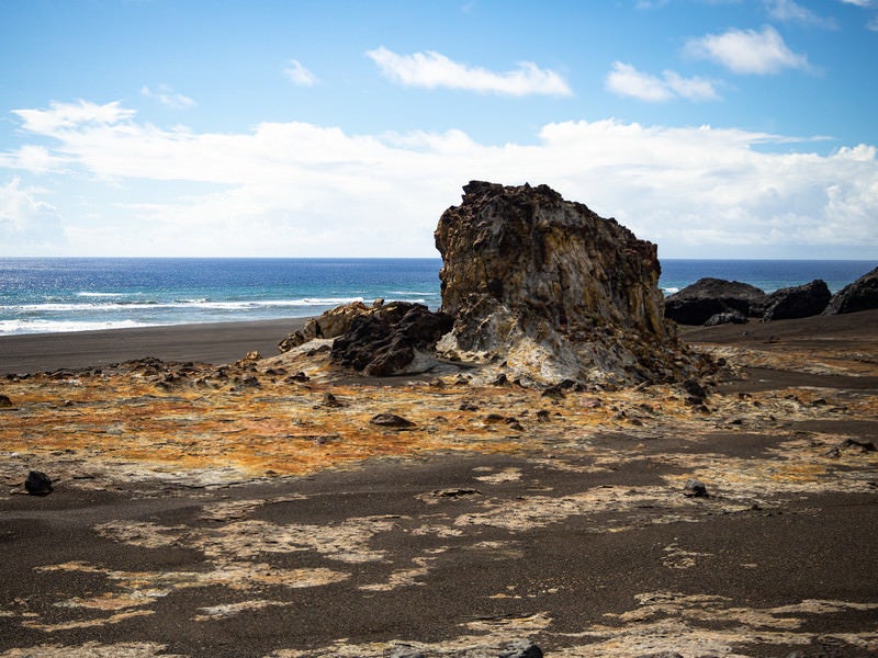 硫黄島東海岸にある金剛岩の写真