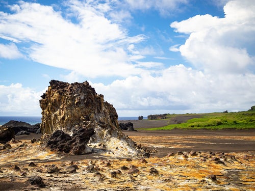 硫黄島の金剛岩越しに東海岸を臨むの写真
