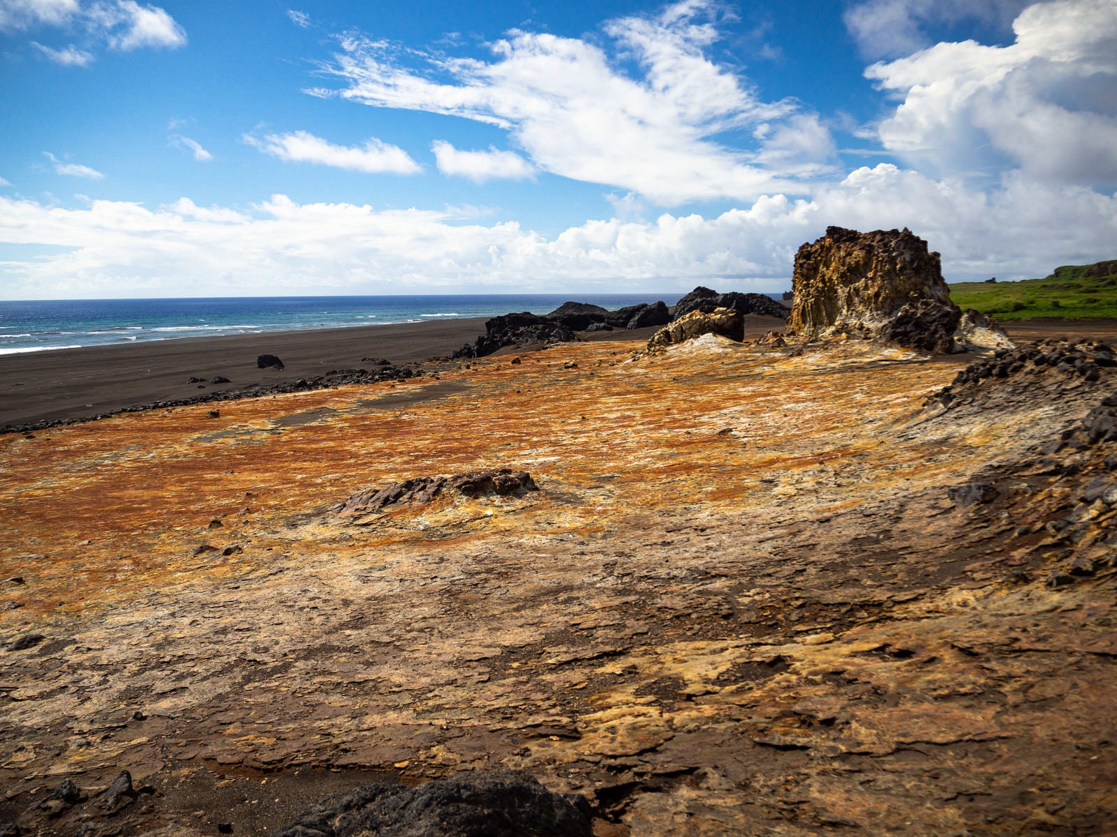 「硫黄島の赤茶けた地面が広がる金剛岩周辺」の写真