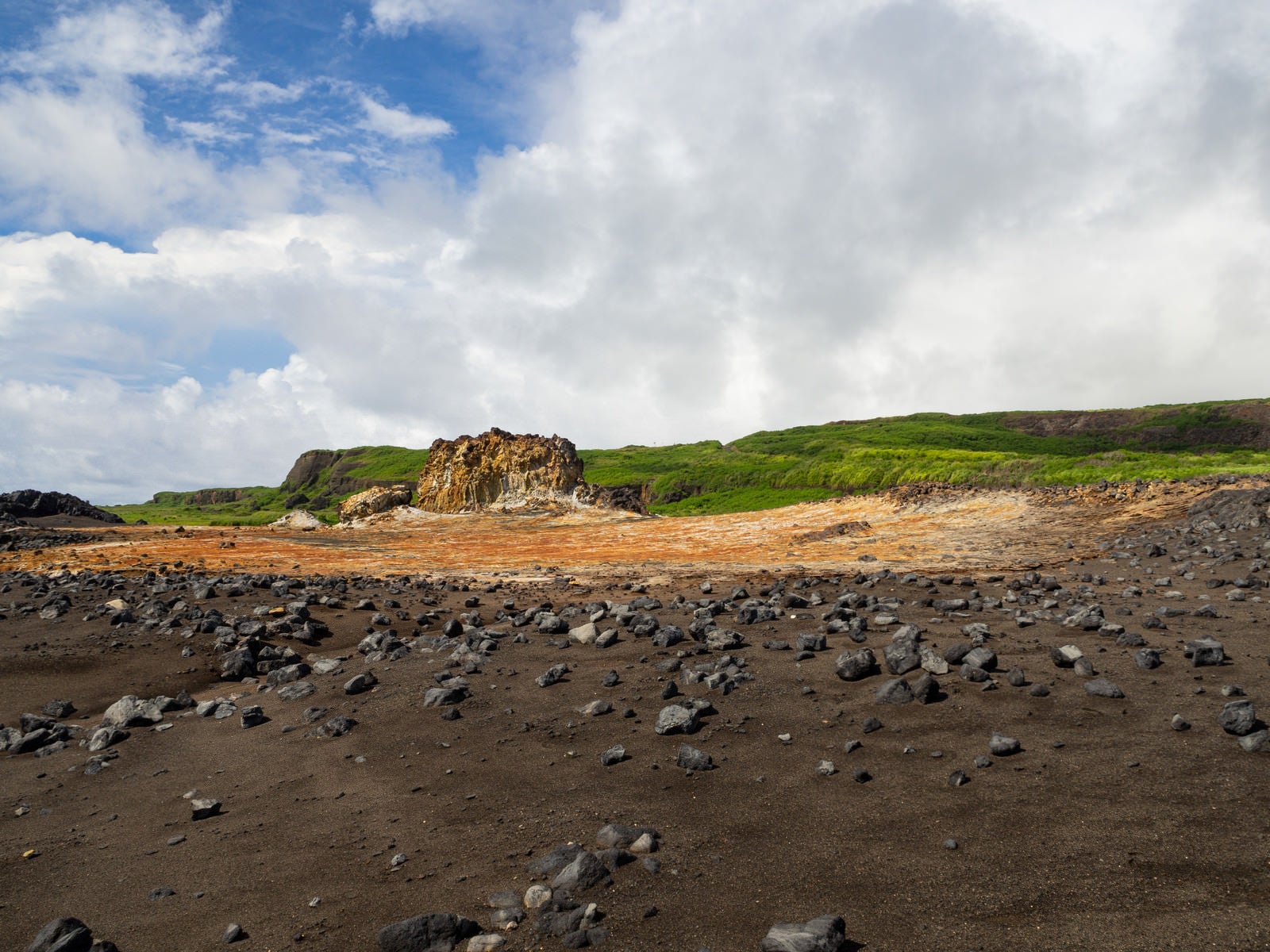 「北東から観た金剛岩（硫黄島）」の写真