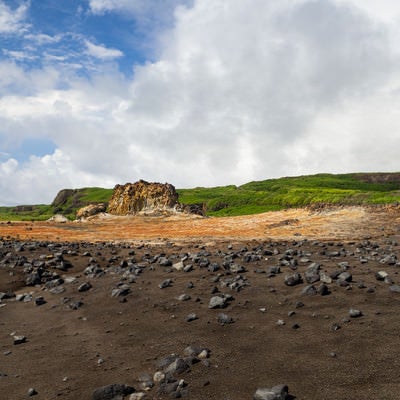 北東から観た金剛岩（硫黄島）の写真