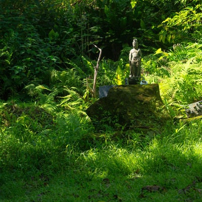兵団司令部壕の菩薩像と旧軍装備品の残骸の写真