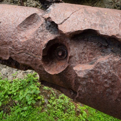 大阪山15糎砲の砲身に食い込んで残る米軍砲弾の写真