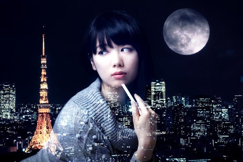 美女と東京タワーと満月（フォトモンタージュ）の写真
