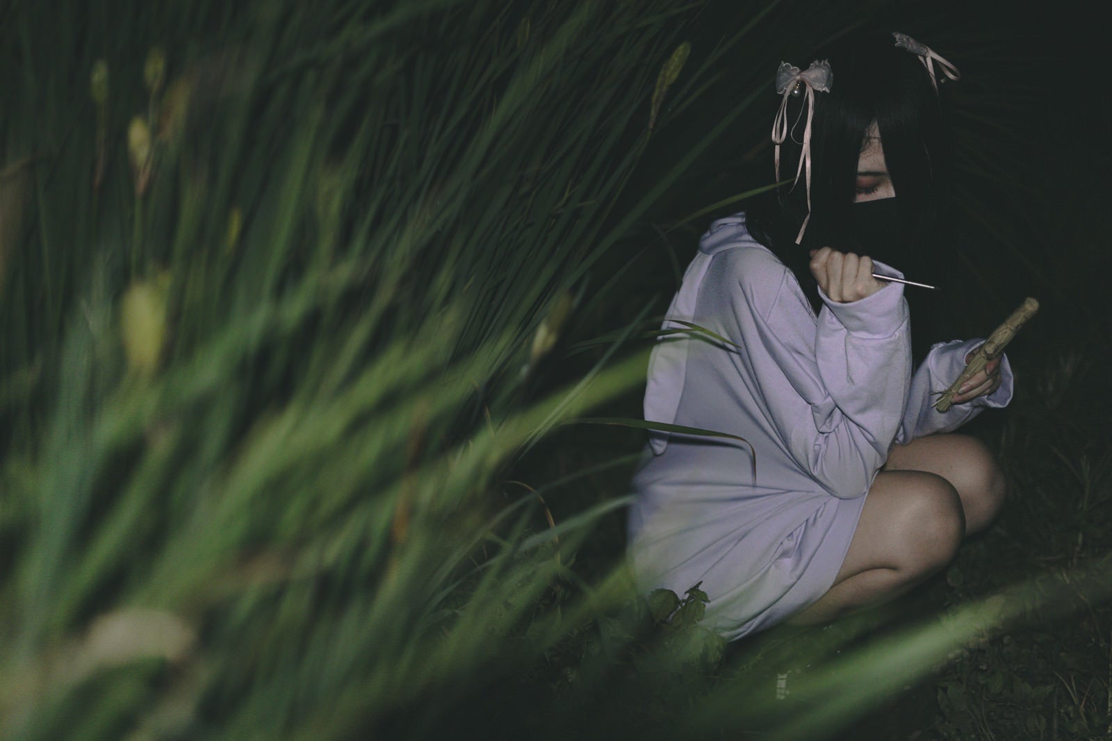 「草むらで推しの恋敵を呪う女子」の写真［モデル：緋真煉］