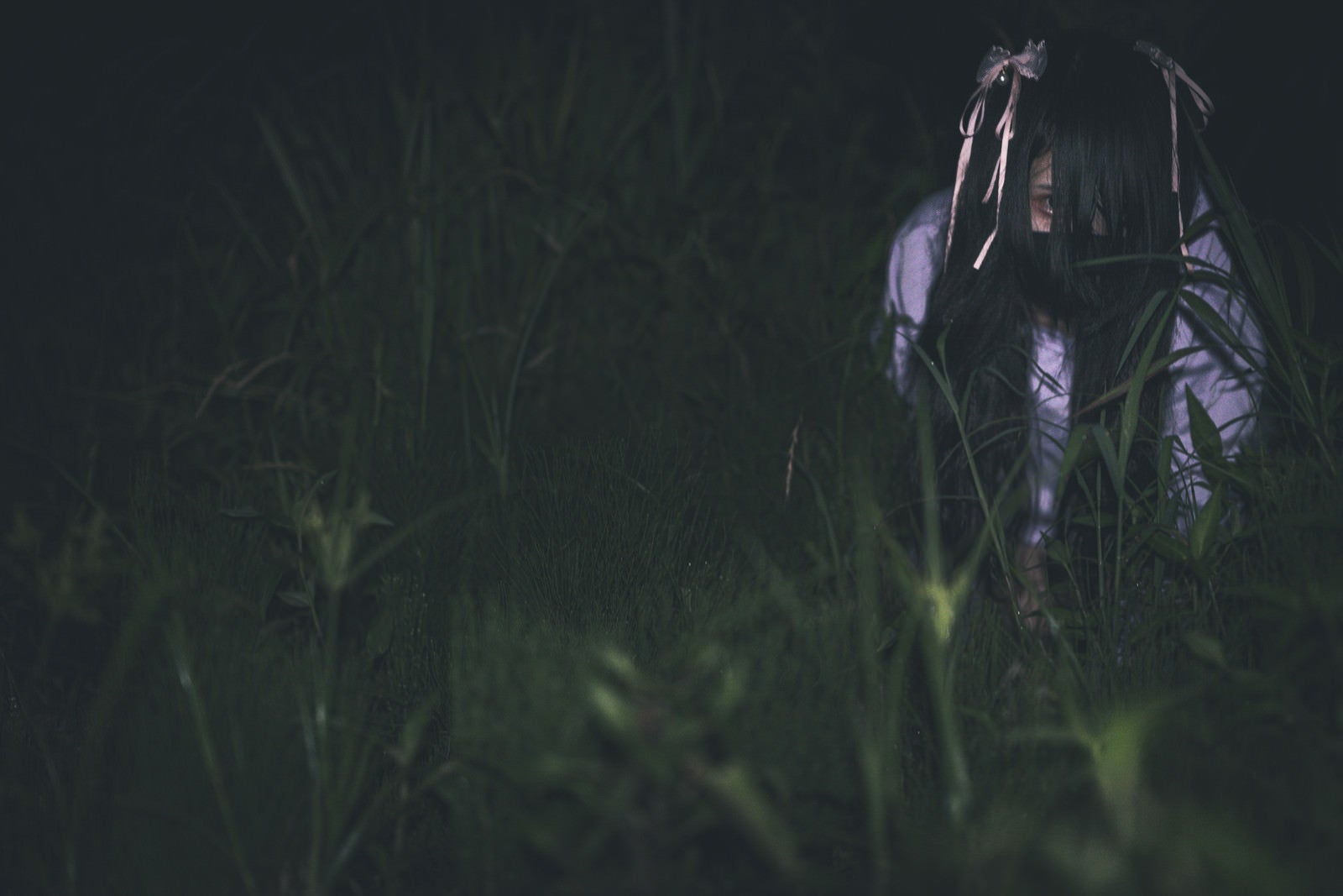 「草むらから追いかけてくる地雷系女子」の写真［モデル：緋真煉］