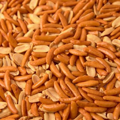 あられの中に見え隠れするピーナッツの写真