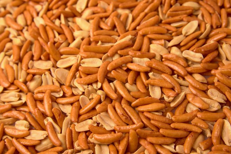 あられの中に見え隠れするピーナッツの写真