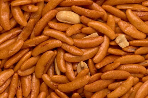 見え隠れするピーナッツ（柿の種）の写真