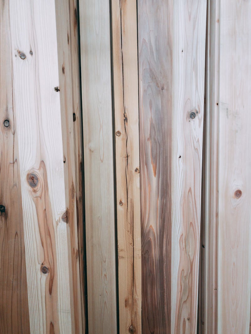 「売り場に積まれた木材のテクスチャー」の写真