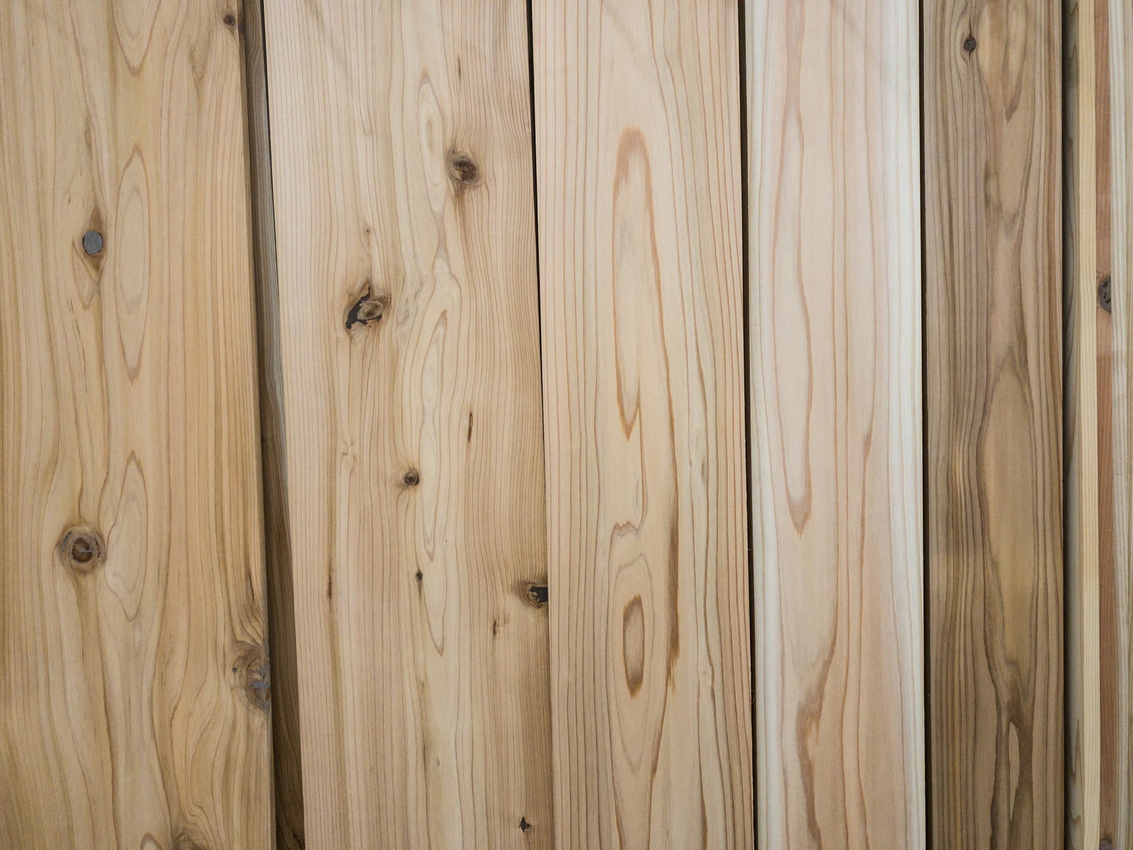 「不揃いな木目の木材」の写真