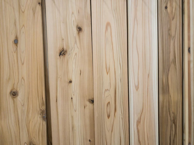 不揃いな木目の木材の写真