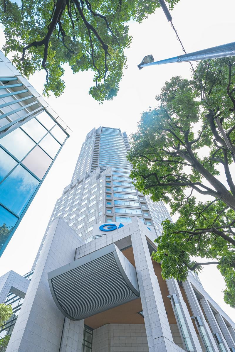 渋谷セルリアンタワー東急ホテルの外観を見上げるの写真