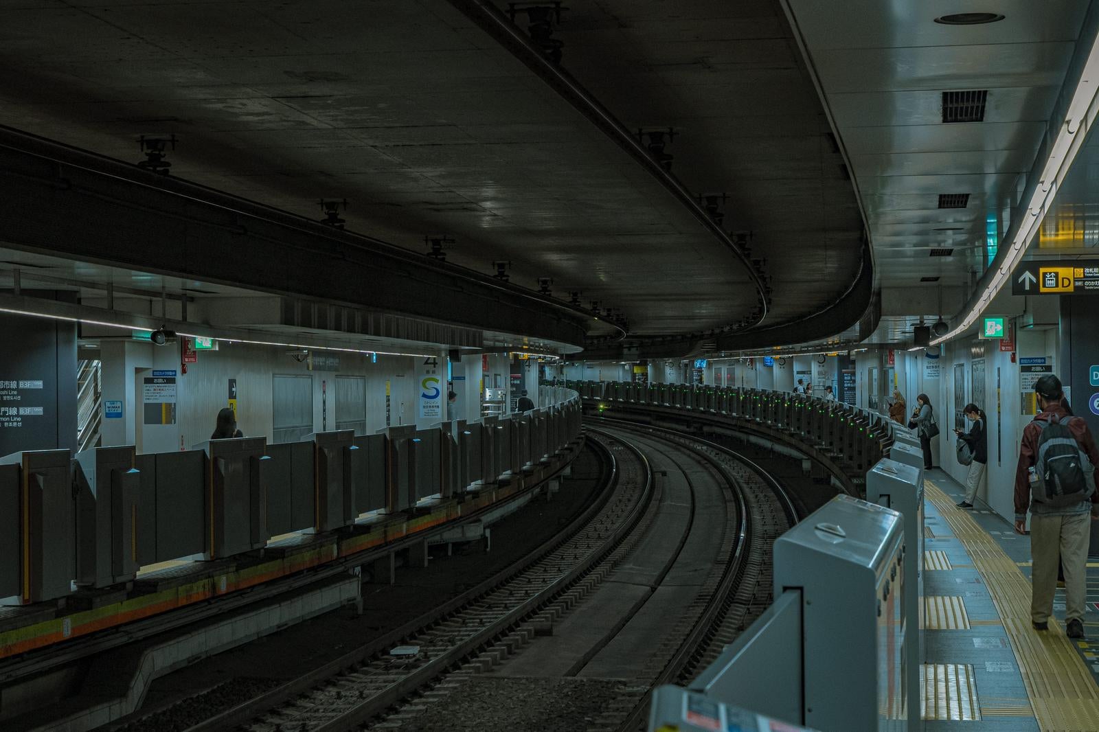 「渋谷駅（副都心線）の曲線プラットフォーム」の写真