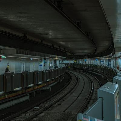 渋谷駅（副都心線）の曲線プラットフォームの写真