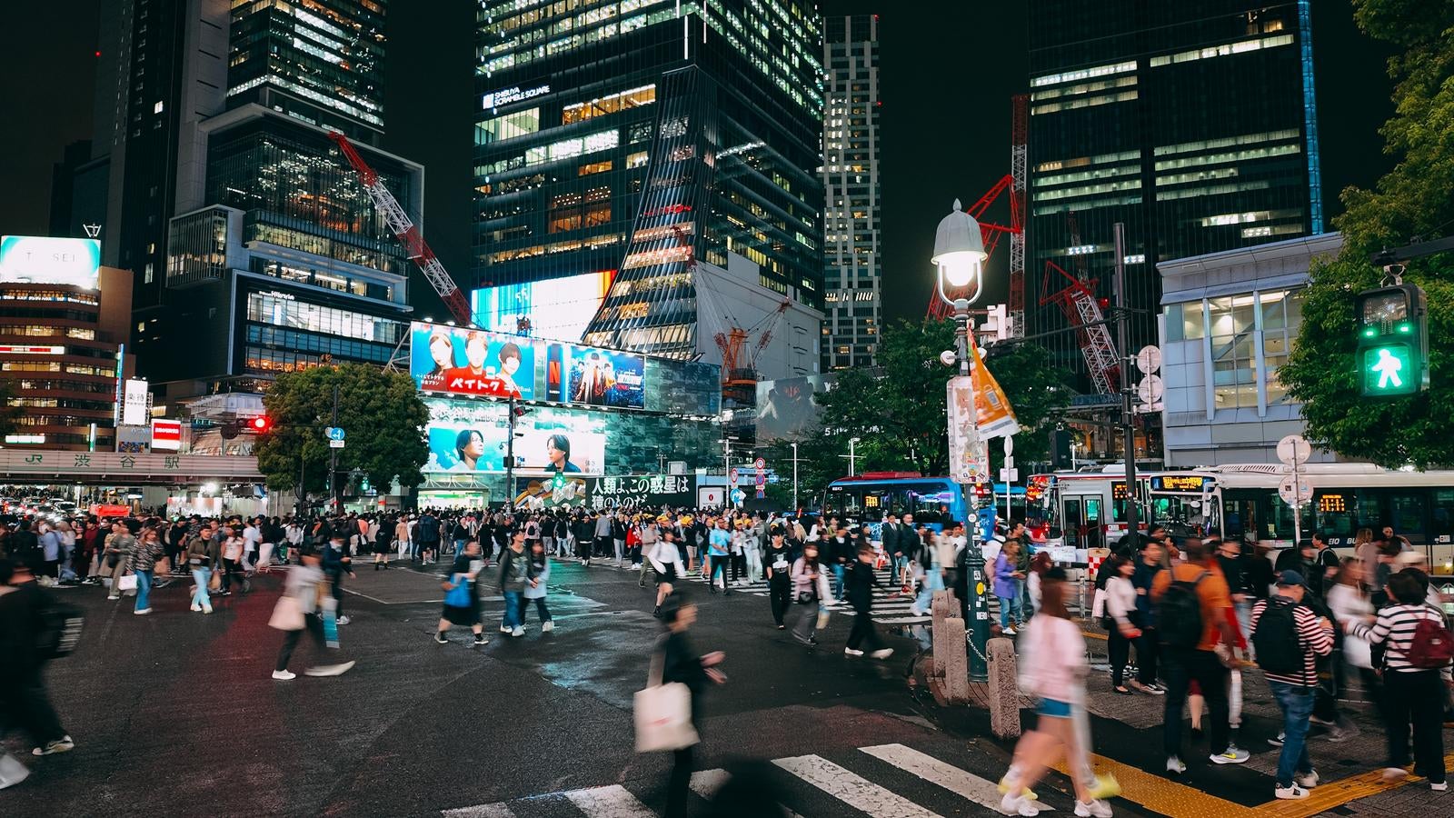 「夜間の渋谷スクランブル交差点の人混み」の写真