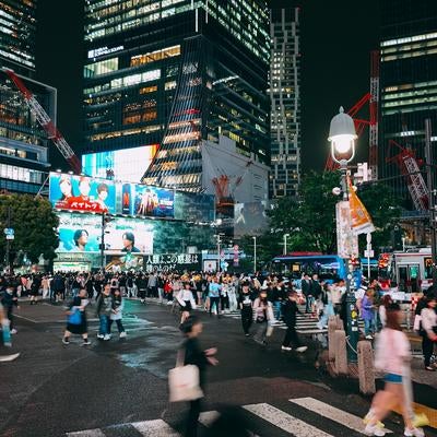 夜間の渋谷スクランブル交差点の人混みの写真