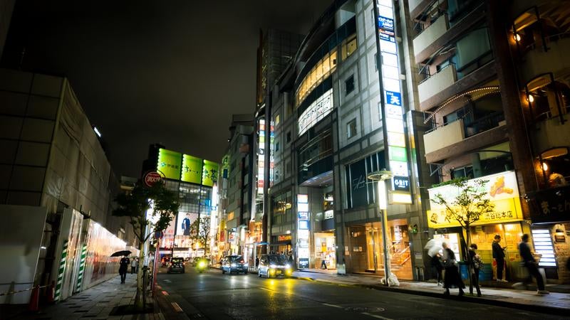 夜間の松濤（しょうとう）文化村ストリートの写真