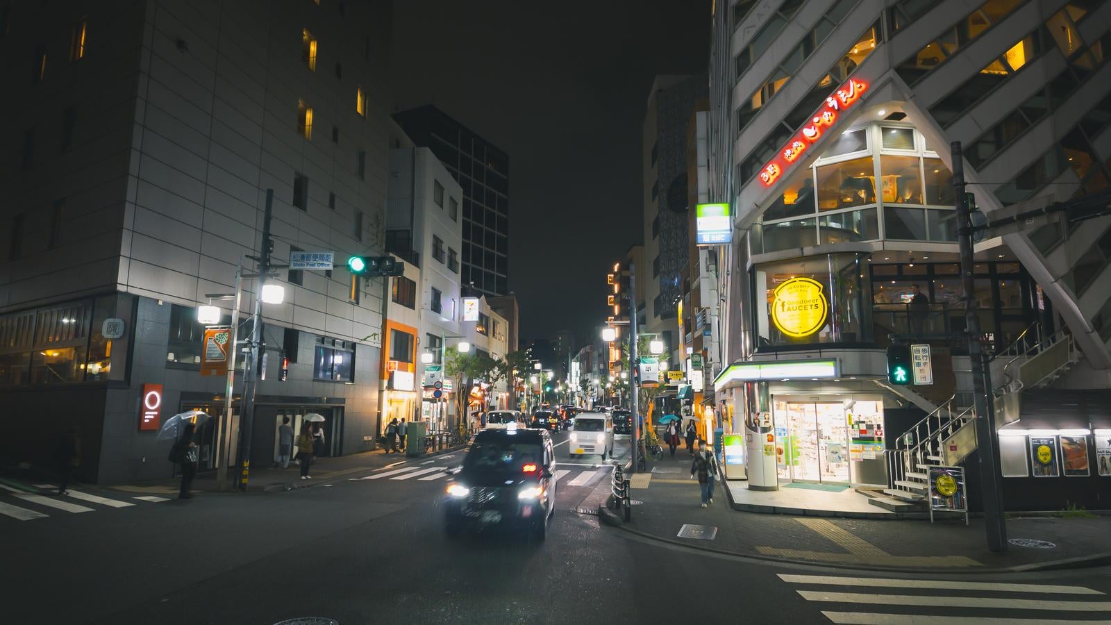 「夜間の松濤文化村ストリートの様子」の写真
