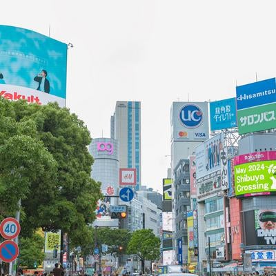 渋谷109と広告看板が並ぶ東京の象徴的な交差点の写真