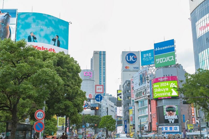 渋谷109と広告看板が並ぶ東京の象徴的な交差点の写真