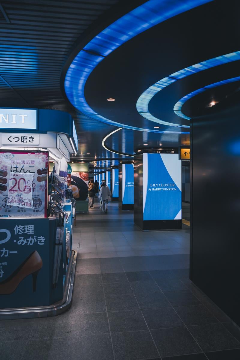 渋谷ちかみちのデジタルサイネージと店舗の写真