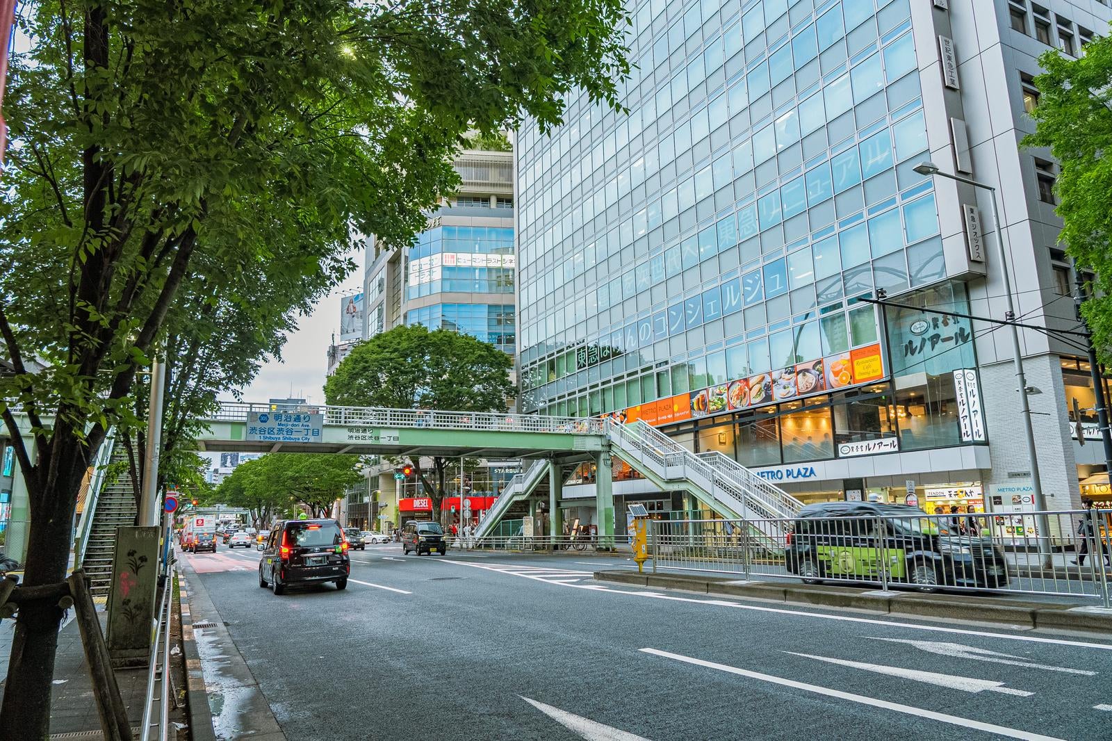 「渋谷駅13番出口と明治通りの都会的風景」の写真