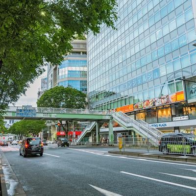 渋谷駅13番出口と明治通りの都会的風景の写真