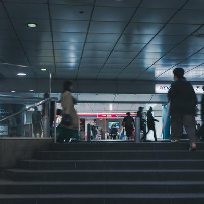 渋谷駅地下通路の賑わいと京王線の看板の写真