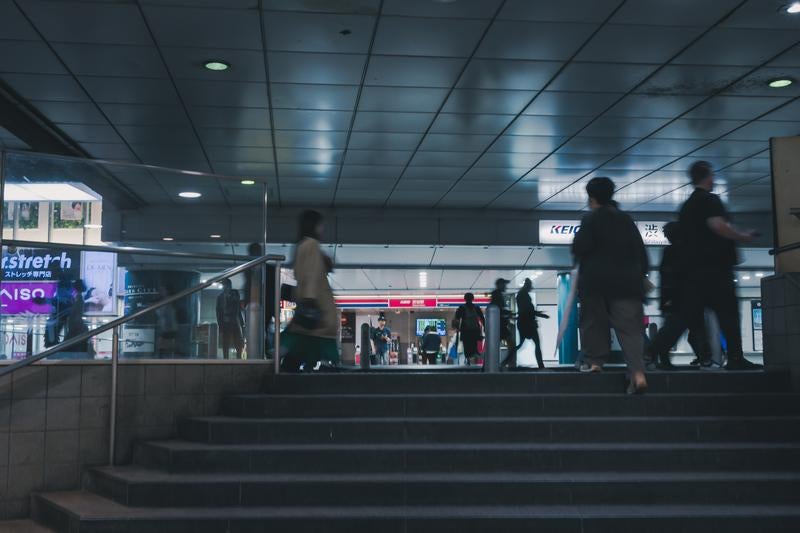 渋谷駅地下通路の賑わいと京王線の看板の写真