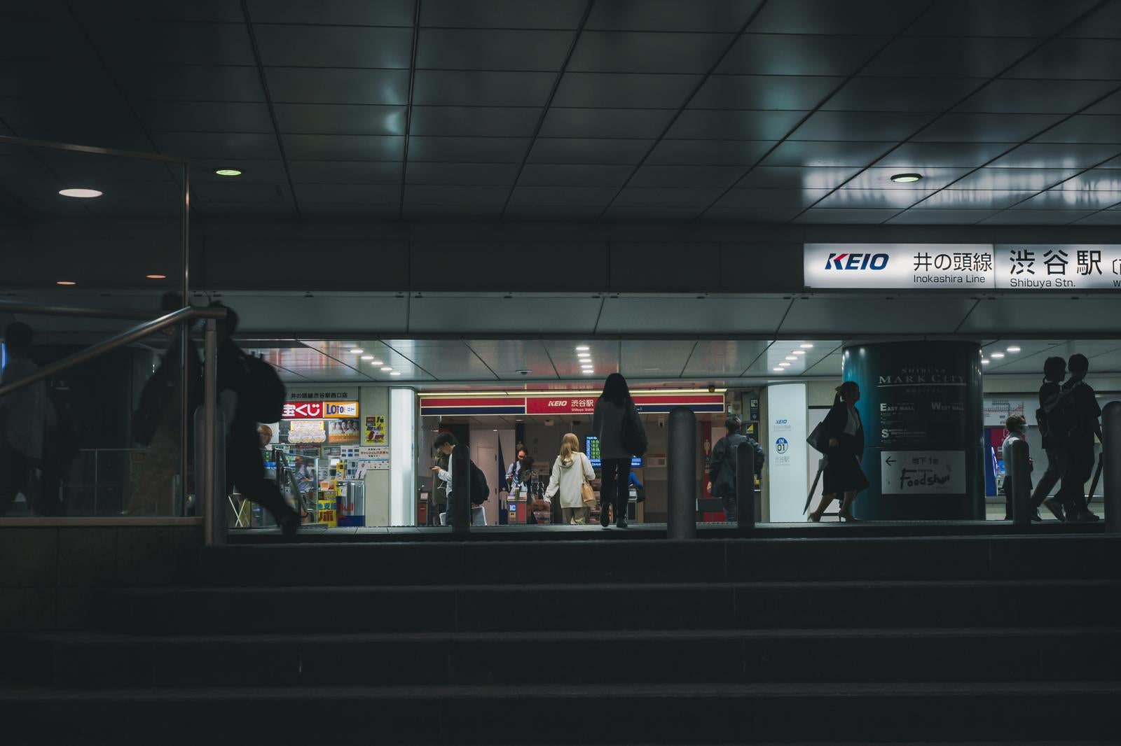 「渋谷駅（井の頭線）の地下通路と井の頭線改札口」の写真