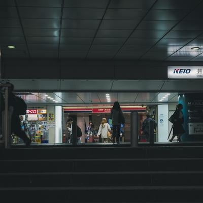 渋谷駅（井の頭線）の地下通路と井の頭線改札口の写真