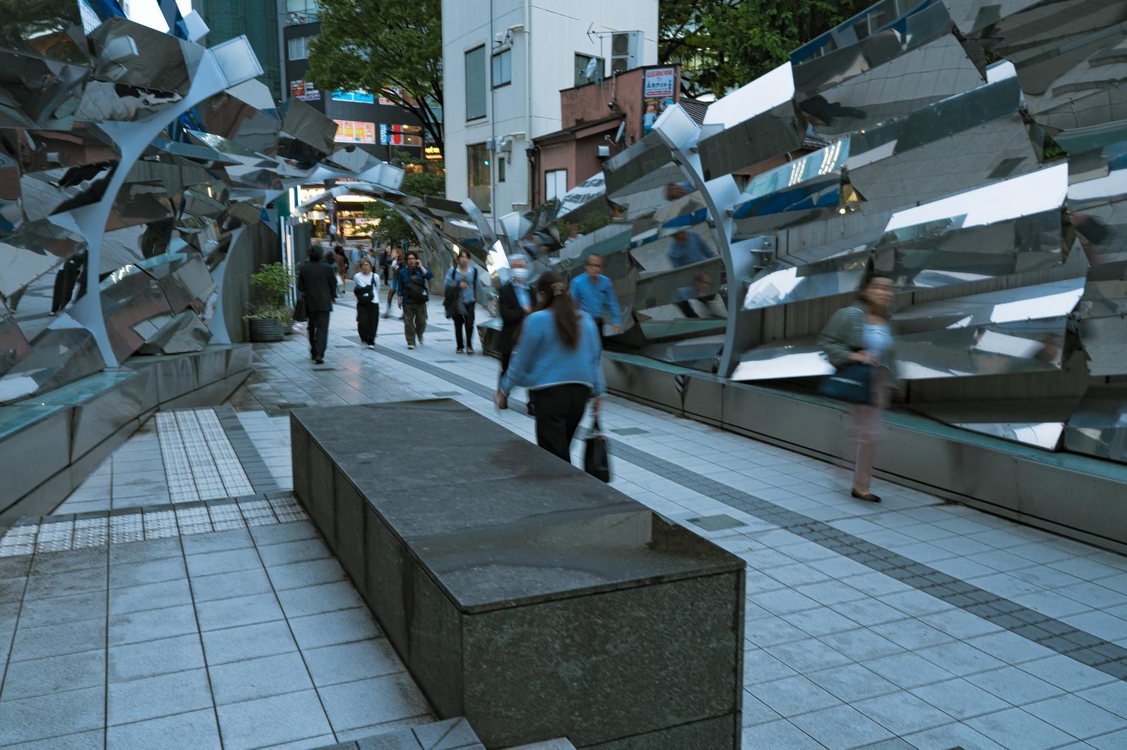 「渋谷マークシティ入口と歩行者」の写真