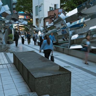 渋谷マークシティ入口と歩行者の写真