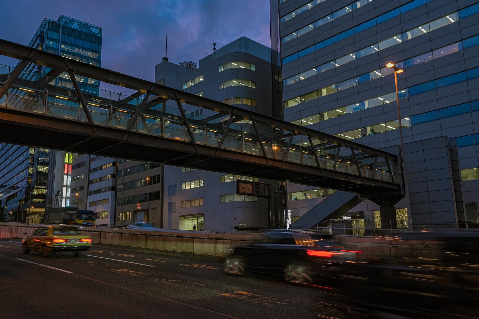 「ブリッジ渋谷21付近の夜景と交通量の多い幹線道路」の写真