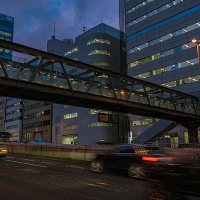ブリッジ渋谷21付近の夜景と交通量の多い幹線道路の写真