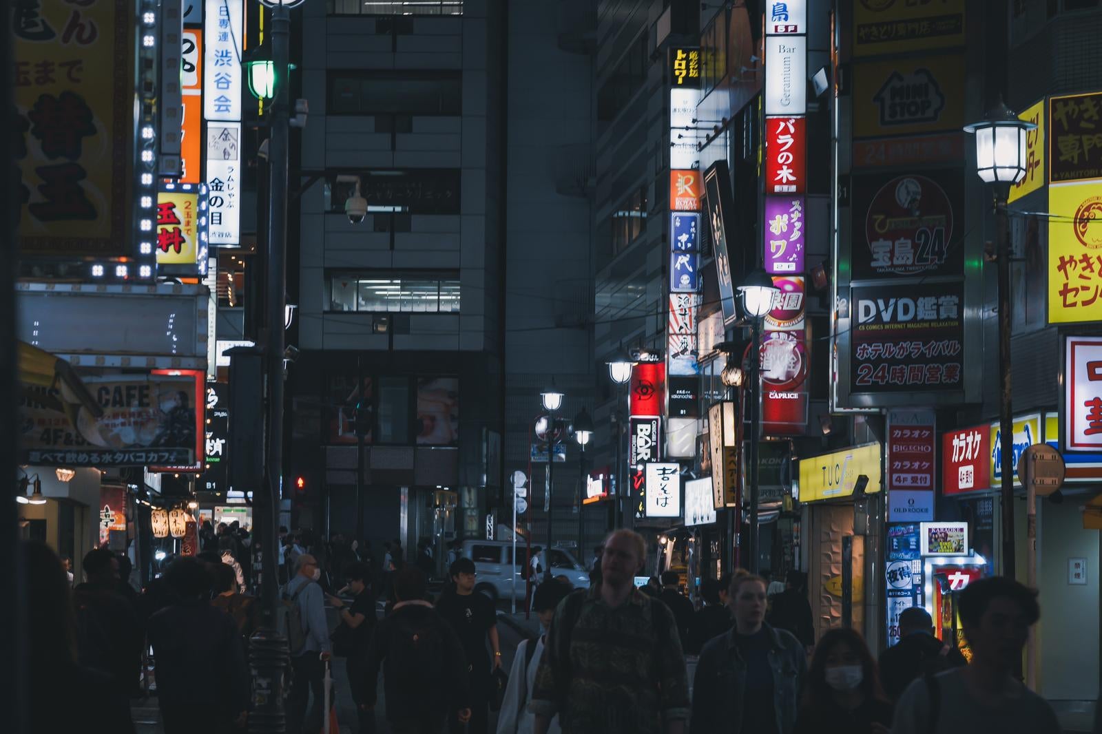 「ネオン看板と活気ある通り（渋谷中央街）」の写真