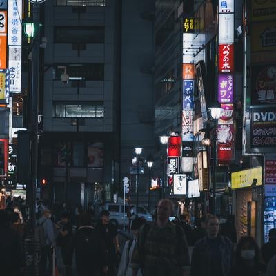 ネオン看板と活気ある通り（渋谷中央街）の写真
