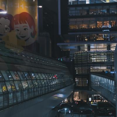 夜の渋谷ヒカリエビルとガラス張り通路の光景の写真