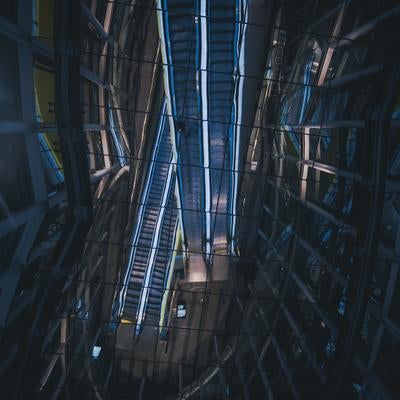 ガラス天井に映るエスカレーターの反射アートの写真