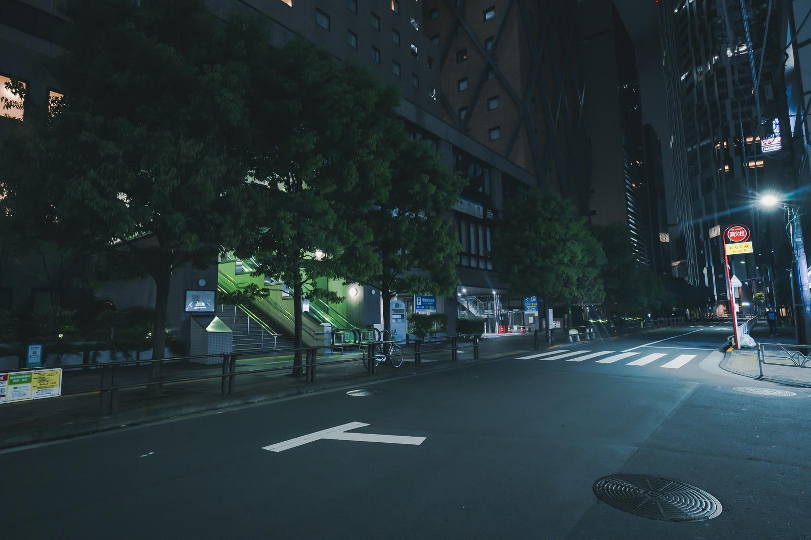 「夜間のJR渋谷駅新南口」の写真